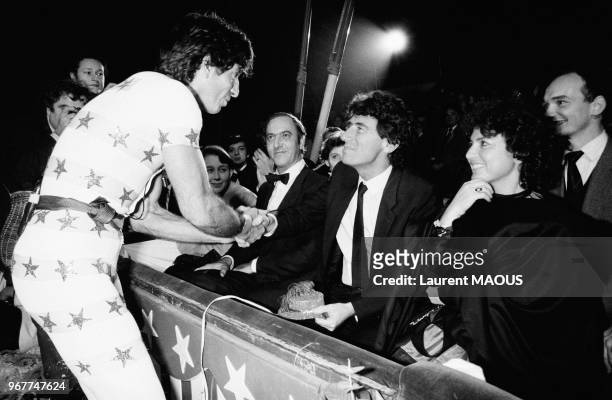 Acteur Michel Creton serre la main du ministre de la Culture Jack Lang accompagné de son épouse Monique lors du gala de l'Union des Artistes le 23...