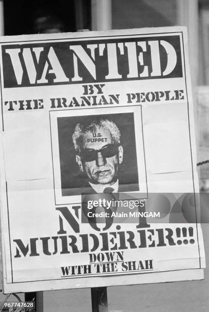 Affiche d'un avis de recherche du Shah d'Iran lors de la libération de trois otages le 18 novembre 1979, Téhéran, Iran.