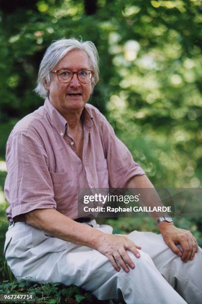 Portrait de l'écrivain Henri Coulonges le 26 août 2001 à Chanceaux-près-Loches, France.