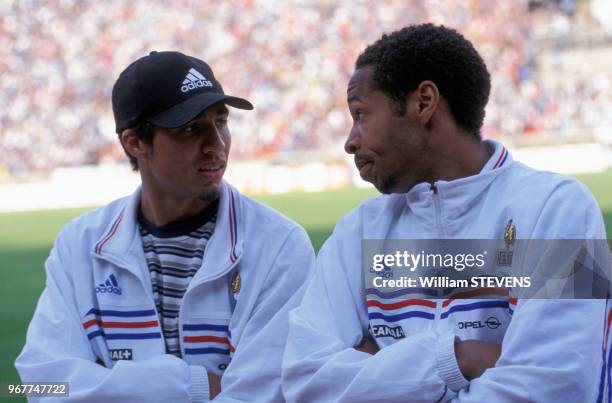 Les footballeurs David Trezeguet et Thierry Henry lors d'un tournoi le 28 mai 1998 à Casablanca, Maroc.