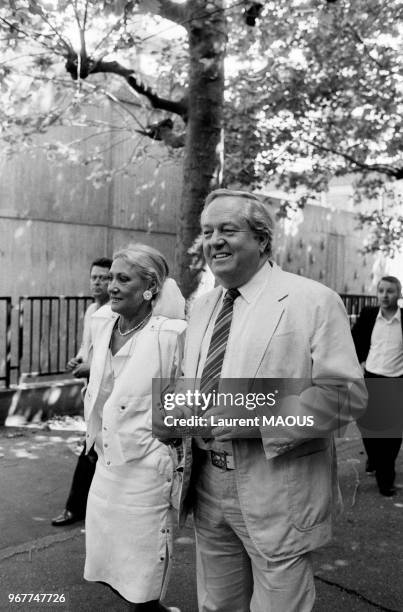 Le leader du Front national vote dans le 15e arrondssement lors des élections européennes, avec à ses côtés son épouse Pierrette, le 17 juin 1984 à...