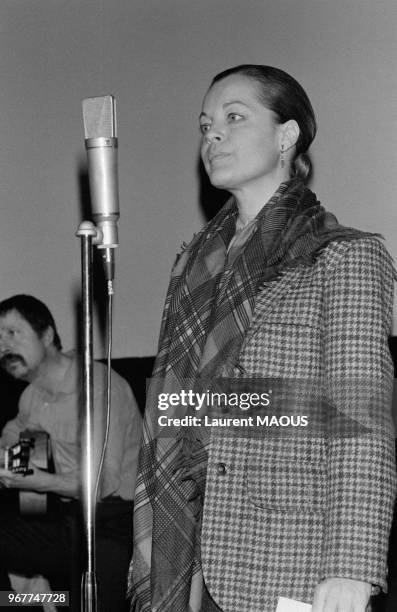 Déclaration de Romy Schneider lors d'une soirée de soutien à la Pologne le 22 décembre 1981 à Paris, France.