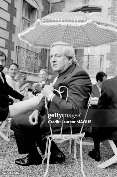 Le leader du Front national attend les résultats le jour du vote aux élections européennes le 17 juin 1984 à Paris, France.