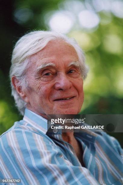 Portrait de l'écrivain André Brincourt le 26 août 2001 à Chanceaux-près-Loches, France.