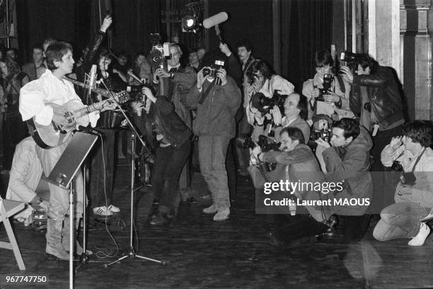 Joan Baez chante lors d'une soirée de soutien à la Pologne le 22 décembre 1981 à Paris, France.