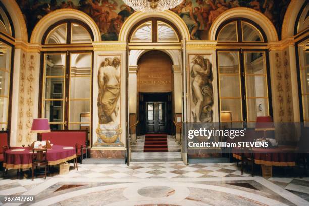 Le salon Delacroix fait face à l'entrée de la salle des séances de l'Assemblée Nationale, le 22 avril 1997, Paris, France.