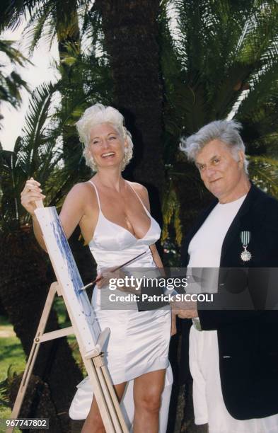 Acteur américain Tony Curtis et sa femme Jill Vanderberg passent quelques jours sur la Côte d'Azur à l'occasion de la première exposition en Europe...