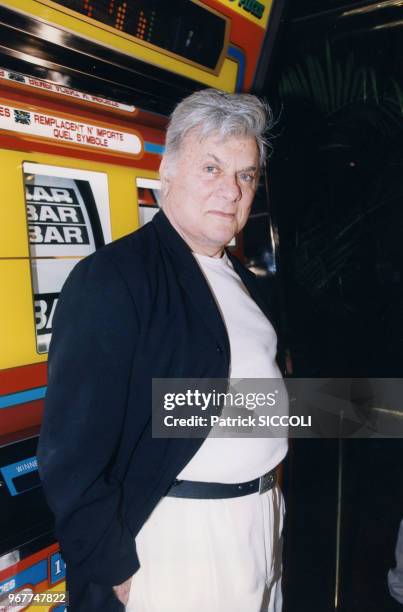 Acteur Tony Curtis expose ses oeuvres pour la première fois en Europe dans une galerie d'art de Cannes, 23 avril 1997, France.