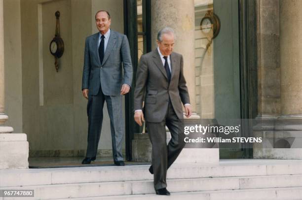 Le président Jacques Chirac raccompagne Edouard Balladur sur le perron de l'Elysée le 23 avril 1997, Paris, France.