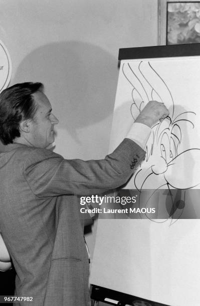 Le dessinateur Albert Uderzo entrain de faire le portrait d'Astérix au Jardin d'acclimatation le 24 octobre 1984 à Paris, France.