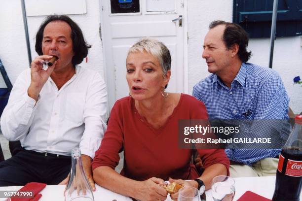 Gonzague Saint Bris, l'organisateur de ce salon littéraire en compagnie de Marie Laforêt et de Jean-Marie Rouart, 26 août 2001,...