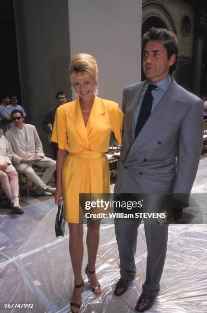 Ivana Trump avec Roffredo Gaetani lors d'un défilé le 18 juillet 1998 à Paris, France.