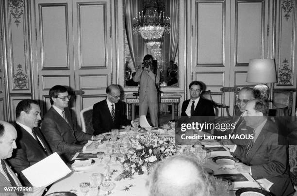 Repas officiel au palais de l'Elysée donné par François Mitterrand en l'honneur du président égyptien Hosni Moubarak en présence de Claude Cheysson,...