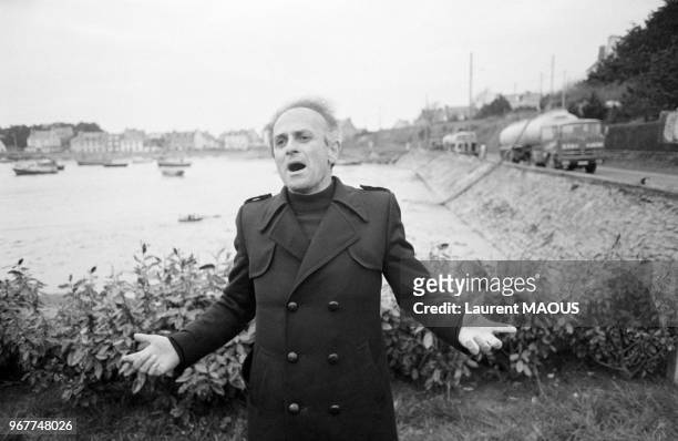 Homme politique Marc Bécam sur les lieux de la marée noire causée par le naufrage du pétrolier Amoco Cadiz le 26 mars 1978 à Portsall, France.