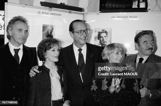 Le maire de la capitale Jacques Chirac a décoré de la médaille de la Ville de Paris les acteurs Terence Stamp et Simone Simon en présence notamment...