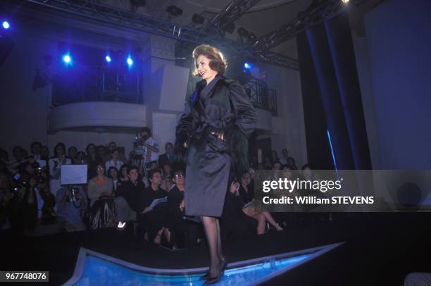 La danseuse Cyd Charisse lors d'un défilé Thierry Mugler le 18 juillet 1998 à Paris, France.