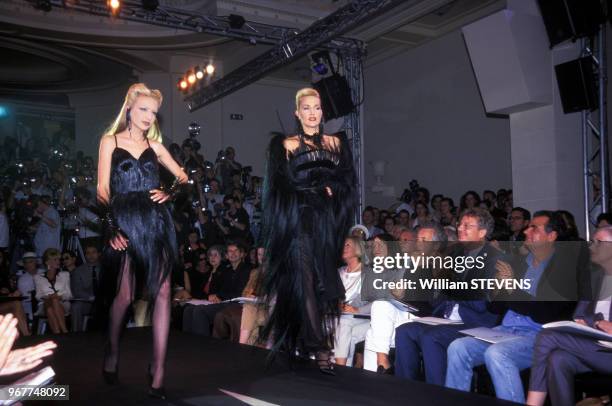 Le top model Jerry Hall et sa fille Elizabeth Jagger lors d'un défilé Thierry Mugler le 18 juillet 1998 à Paris, France.