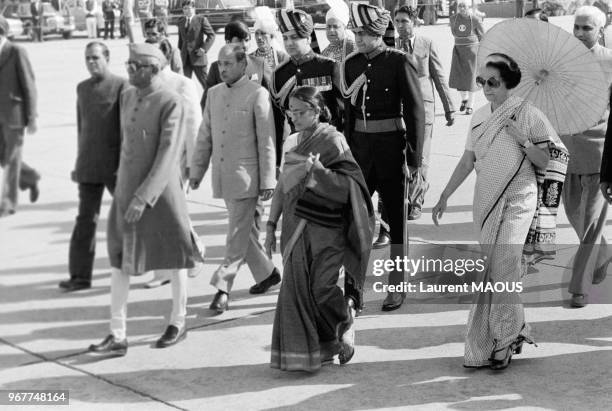 Le président indien Sanjiva Reddy avec son épouse Nagaratnamma et le Premier ministre Indira Gandhi le 25 janvier 1980 à New Delhi, lnde.