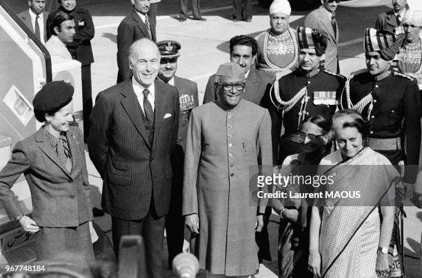 Le président français Valéry Giscard d'Estaing et son épouse Anne-Aymone accueillis par le président indien Sanjiva Reddy et son épouse et le Premier...