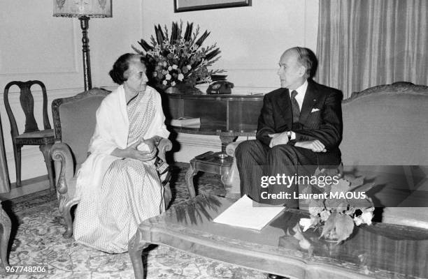 Le président français Valéry Giscard d'Estaing s'entretient avec Indira Gandhi, Premier ministre indien le 25 janvier 1980 à New Delhi, lnde.