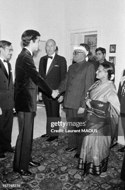 Louis Giscard d'Estaing, le fils du président français Valéry Giscard d'Estaing, serre la main du président indien Sanjiva Reddy le 25 janvier 1980 à...