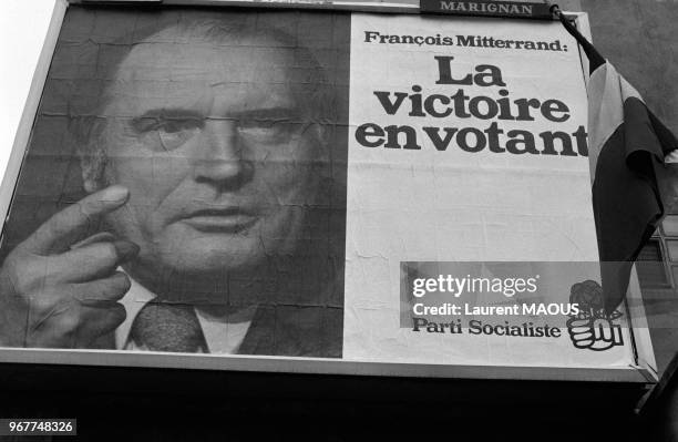 Affiche électorale du Parti socialiste avec le visage de François Mitterrand pendant la campagne pour les élections législatives le 20 février 1978 à...