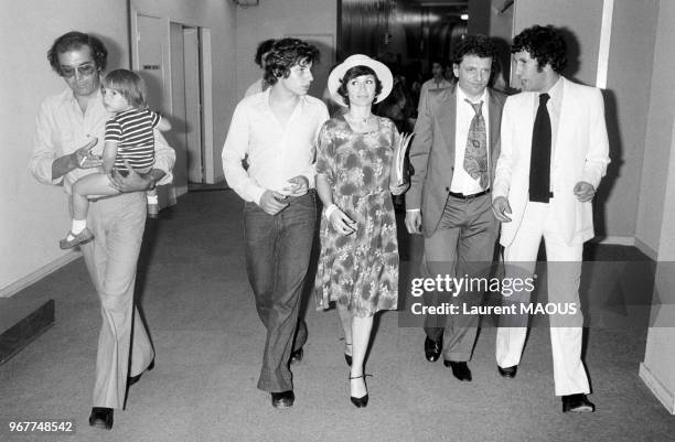 Jacques Martin avec son épouse Danièle Evenou et son fils David, 2e à gauche, et Stéphane Collaro à la télévision le 27 juin 1976 à Paris, France.