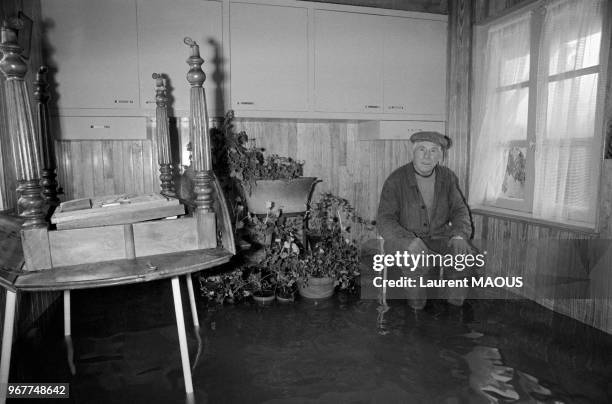 Un homme retranché dans sa maison lors des inondations dûes à la crue de la Marne le 24 février 1977 à Trilbardou, France.