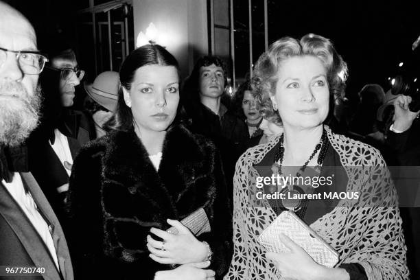 Grace de Monaco et sa fille la princesse Caroline de Monaco lors de la 29e Nuit du Cinéma le 17 mars 1977 à Paris, France.