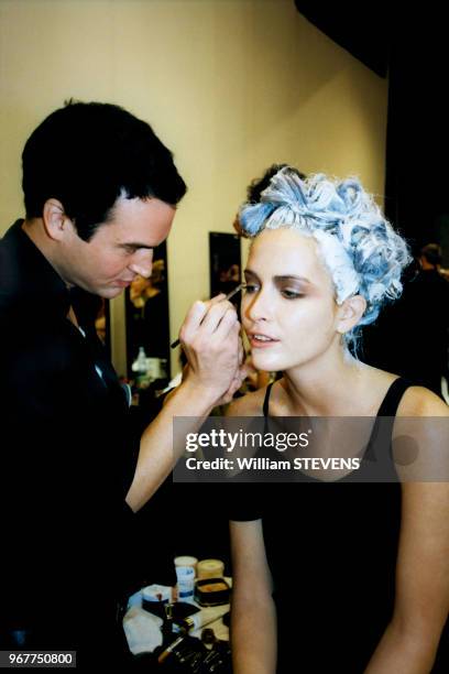 Maquillage des mannequins en coulisse du défilé Dior en octobre 1997, Paris, France.