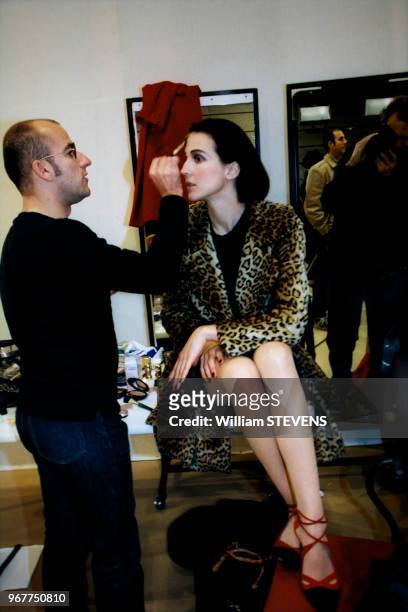 Maquillage des mannequins en coulisse du défilé Dior en octobre 1997, Paris, France.