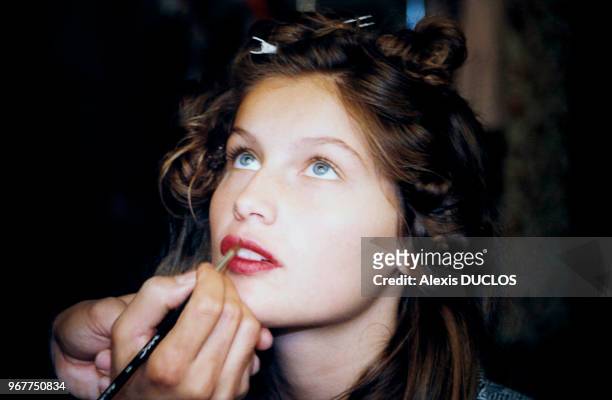 Laetitia Casta se fait maquiller avant le défilé Colette Dinnigan en octobre 1997, Paris, France.