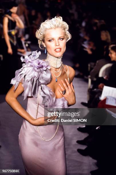 Eva Herzigova lors du Défilé haute-couture Christian Dior printemps-été 1997 le 20 janvier 1997 à Paris en France.