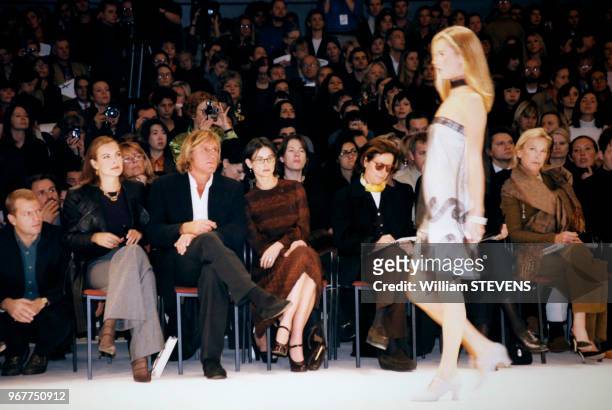 Carole Bouquet, Gérard Depardieu et Demi Moore assistent au défilé Chanel en octobre 1997, Paris, France.