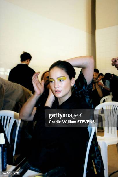 Ines Rivero se fait coiffer avant le défilé Hervé Leger en octobre 1997, Paris, France.