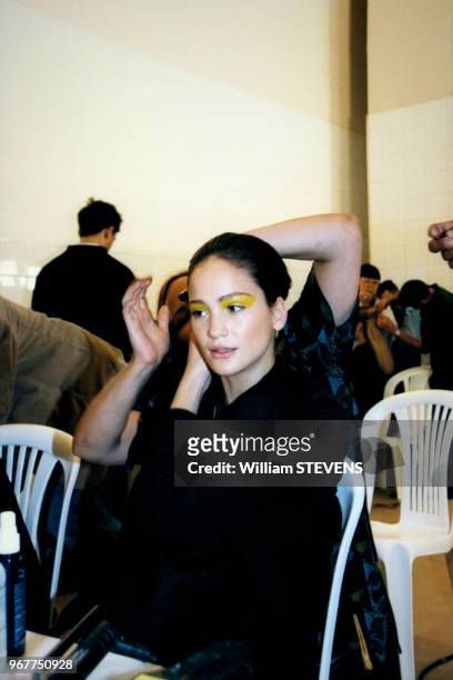 Ines Rivero se fait coiffer avant le défilé Hervé Leger en octobre 1997, Paris, France.