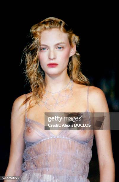 Un mannequin porte une robe complètement transparente lors du défilé Chloé PAP printemps-été, octobre 1997, Paris, France.