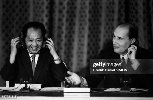 Portrait de Hu Yaobang, numéro deux chinois et de François Mitterrand, président français, lors d'une conférence de presse le 19 juin 1986 à Paris,...