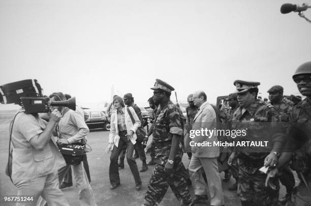 Inspection des troupes par le général Mobutu lors de la guerre du Shaba le 21 mai 1978 à Kolwezi, Congo.