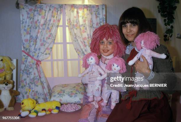 Chantal Goya et sa poupée 'Marie-Rose' le 17 janvier 1985 à Paris, France.