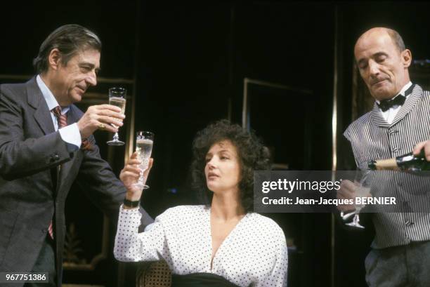 François Perier, Caroline Cellier et Bernard Haller dans la pièce 'L'age de Monsieur est avancé' à Paris le 18 septembre 1985, France.