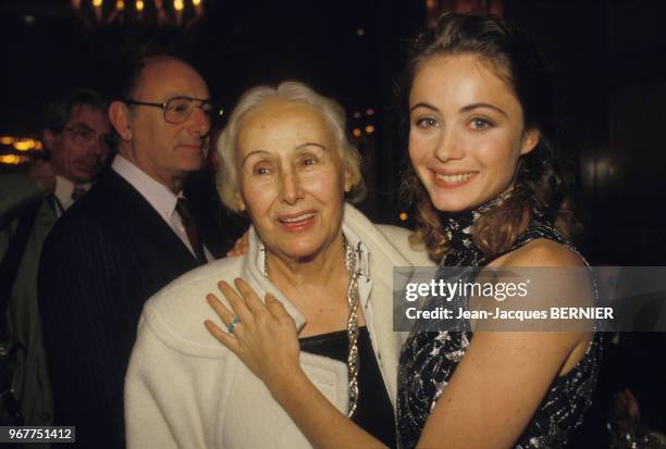 Emmanuelle Béart et sa grand-mère lors de la 1ère de 'Manon des Sources' à Paris le 18 novembre 1986, France.