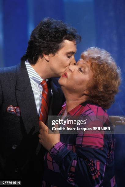 Michel Sardou et sa mère Jackie Sardou lors de l'émission 'Formule 1' sur TF1 le 13 octobre 1983 à Paris,France.