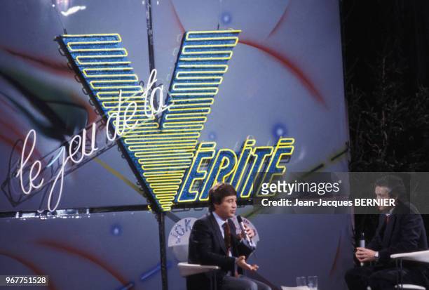 Patrick Sabatier et Michel Sardou dans l'émission 'Le jeu de la vérité' sur TF1 le 27 janvier 1985 à Paris, France.