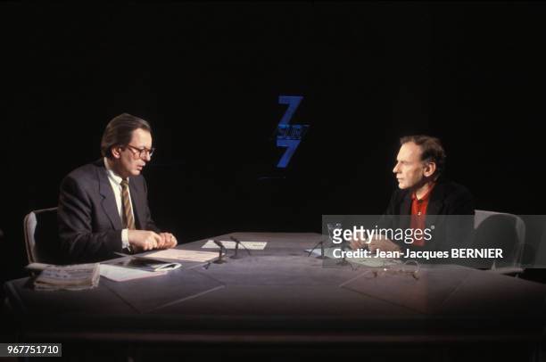 Jean-Louis Trintignant sur le plateau de l'émission 7/7 sur TF1 le 25 janvier 1987 à Paris, France.