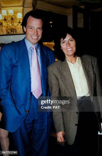 Michel Leeb et sa femme à la première de 'Sylvia' au théâtre des Bouffes Parisiens le 16 septembre 1996 à Paris, France.