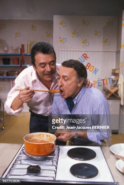 Michel Oliver lors d'une émission culinaire à la télévision le 24 mars 1983 à Paris, France.