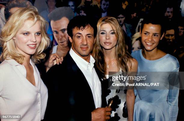 Eva Herzigova, Sylvester Stallone et Jennifer Flavin au Planet Hollywood le 13 octobre 1995 en France.