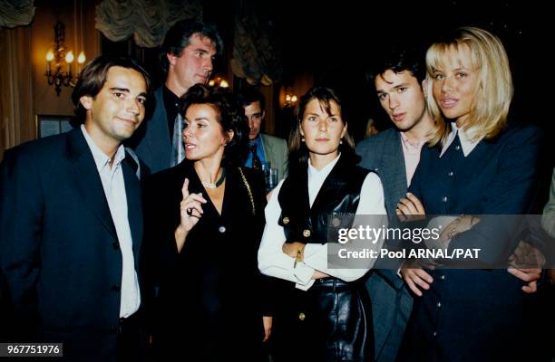 La famille du Député des Bouches-du-Rhône Bernard Tapie à la première du film "Hommes, Femmes, mode d'emploi", le 27 août 1996 à Paris, France.