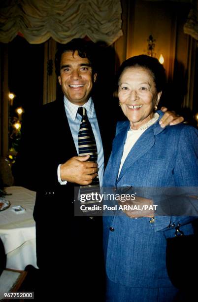 Le Député des Bouches-du-Rhône Bernard Tapie et la femme de lettres Edmonde Charle-Roux à la première du film "Hommes, Femmes, mode d'emploi", le 27...